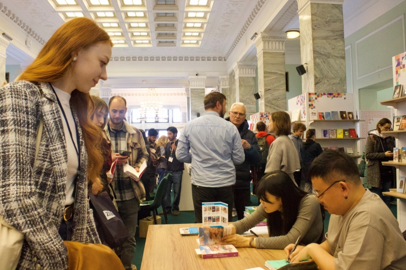 Почетный репортер Анжелика Датунашвили на раздаче автографов автора книги «Магазин шаговой недоступности». / Фото: Анжелика Датунашвили