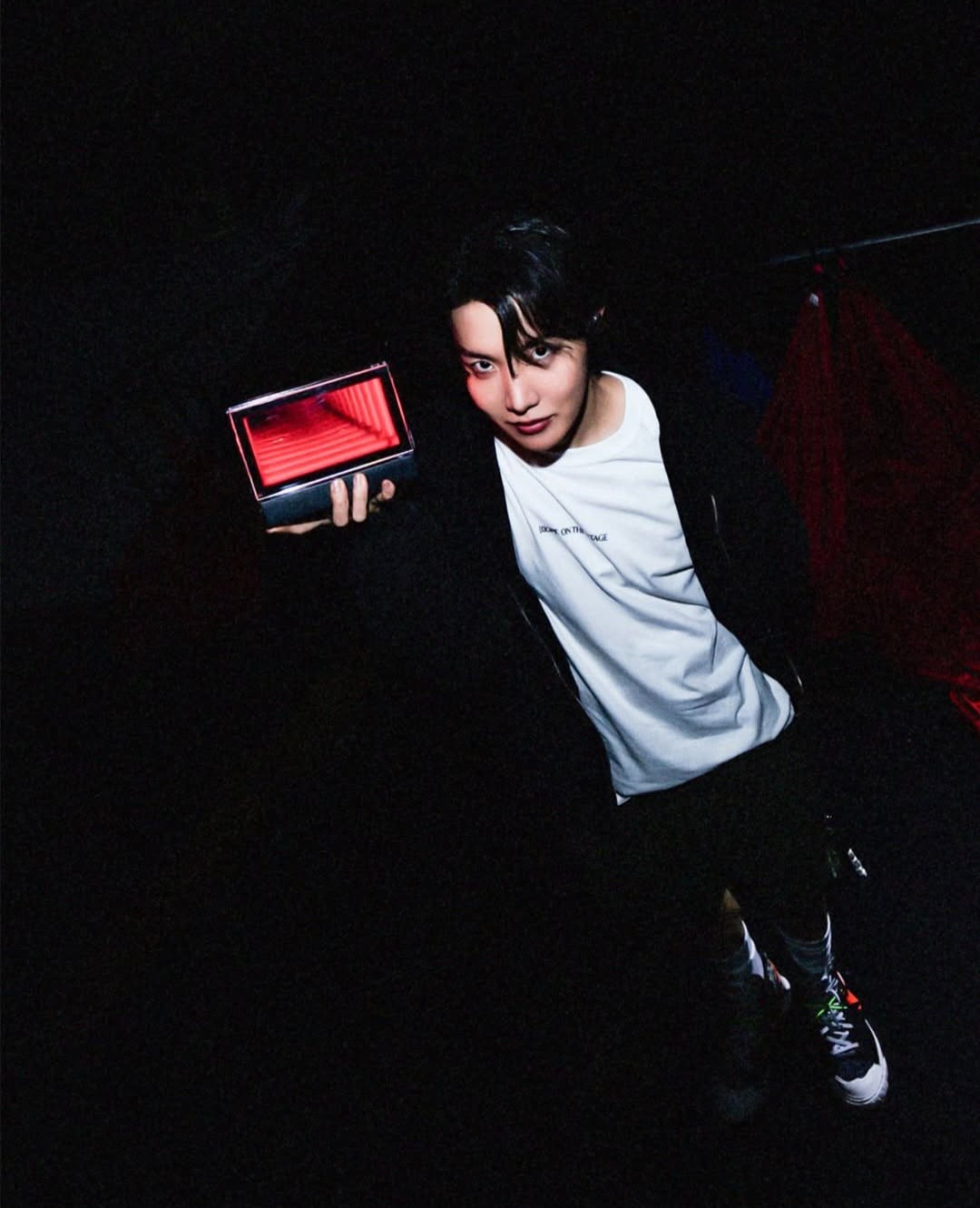J-Hope tenant la boîte rouge, prêt à monter sur scène à Osaka, le 31 mai 2025. © Compte Instagram de J-Hope