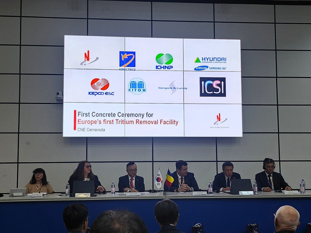 Représentants roumains et coréens lors de la cérémonie de la première coulée de béton. © Ambassade de la République de Corée en Roumanie