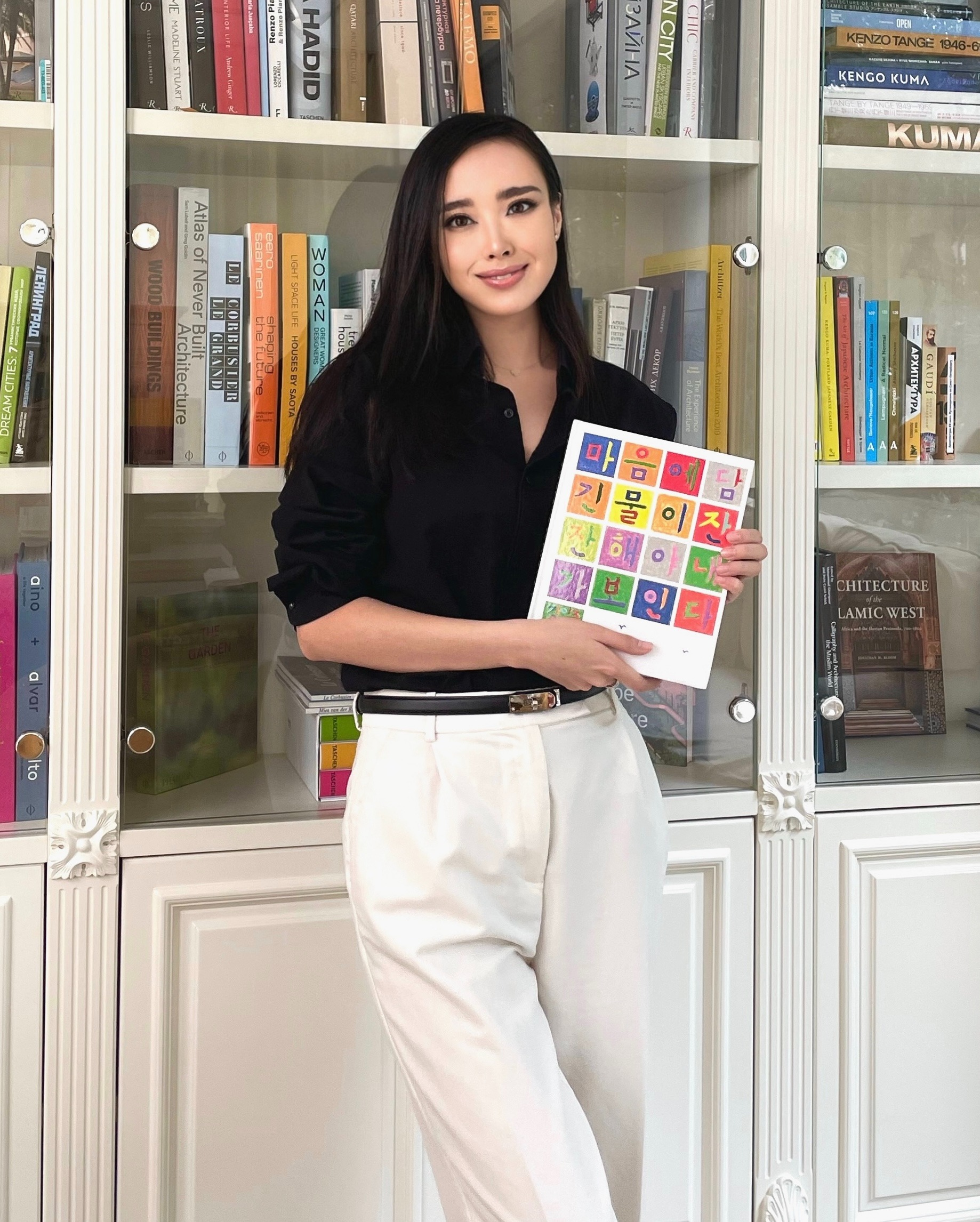 Alina reçoit un prix et un catalogue avec un message personnel du centre culturel coréen de New-York pour sa participation au Hangul Wall. © Alina Tsoy