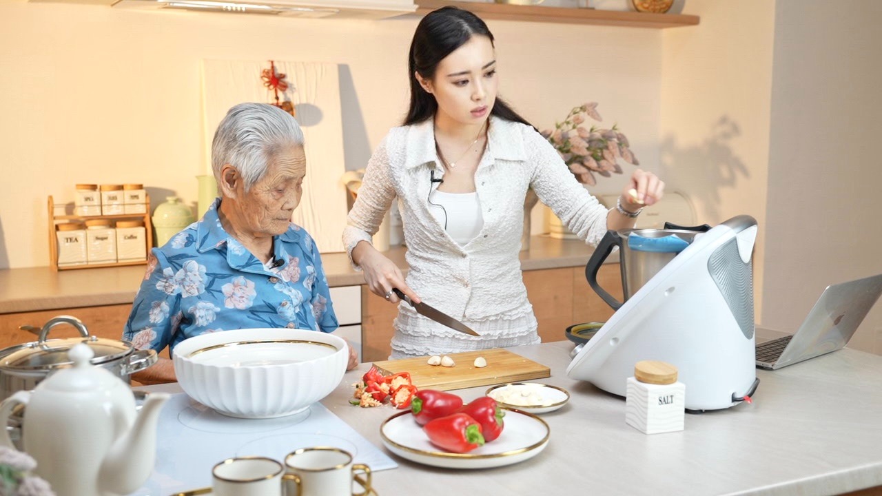 Alina Tsoy préparant du kimchi avec sa grand-mère. © Alina Tsoy