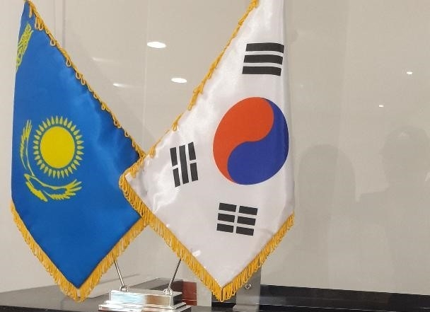Le drapeau du Kazakhstan et de la république de Corée au centre culturel coréen d'Astana. © Nathalie Fisz