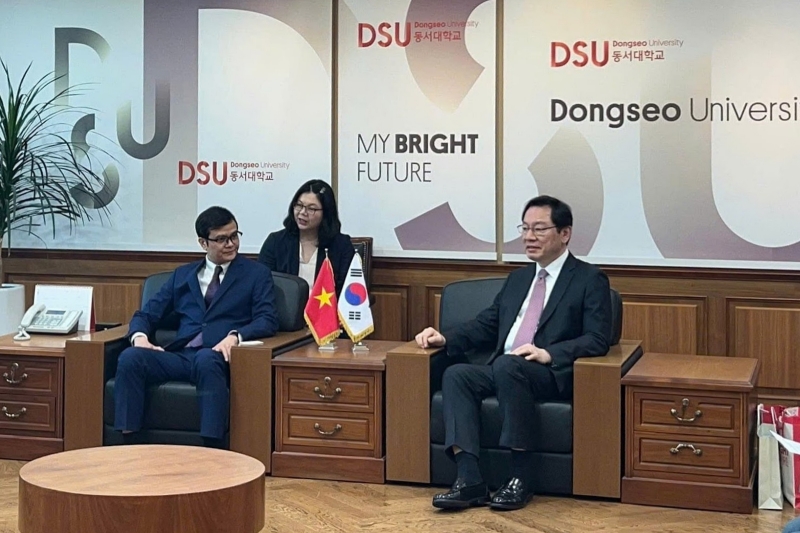 Đối với chị Lee, nắm vững nội dung, nghiên cứu tài liệu chu đáo và luyện tập kỹ lưỡng là những yếu tố cần thiết để hoàn thành tốt buổi phiên dịch. (Ảnh: Lee Jung Sook) 