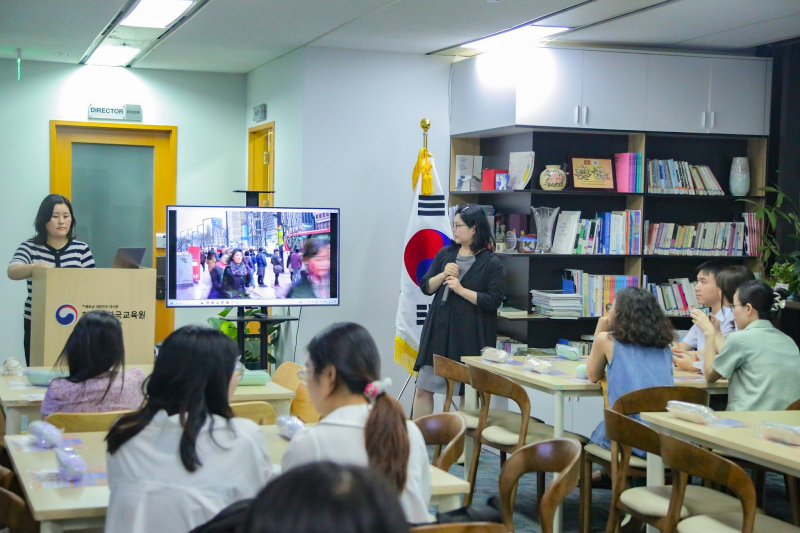 Chị Lee Jung Sook đã chia sẻ những câu chuyện thú vị về lĩnh vực biên phiên dịch thông qua chương trình đào tạo của Trường Cao học Ngoại ngữ Seoul (SUFS) tại Văn phòng đại diện Phòng Giáo dục Hàn Quốc ở nước ngoài tại Việt Nam (trực thuộc Bộ Giáo dục Hàn Quốc). (Ảnh: Lee Jung Sook) 