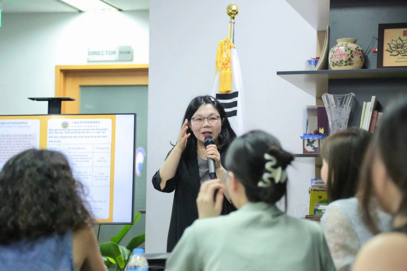 “Học chăm chỉ, học nữa, học mãi” là thông điệp mà chị Lee Jung Sook gửi gắm đến các bạn trẻ Việt Nam đang theo học tiếng Hàn và ấp ủ ước mơ trở thành phiên dịch viên chuyên nghiệp. (Ảnh: Lee Jung Sook)