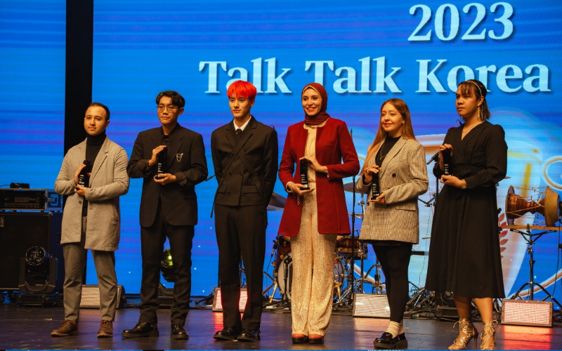 Nesma Elmously (3. v. r.) wurde 2023 in Korea als eine der internationalen Gewinner:innen des Talk Talk Korea-Wettbewerbs ausgezeichnet © KOCIS