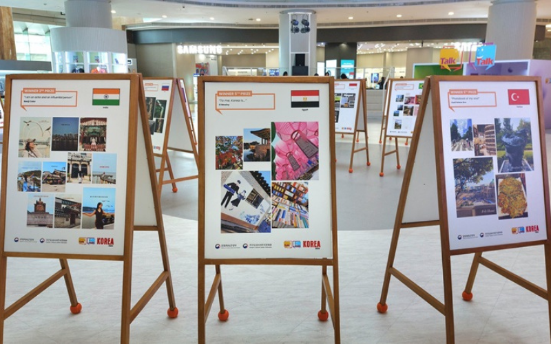  Mehrere Werke von Nesma Elmously (Mitte) waren Teil der Talk Talk Korea-Gewinnerausstellung 2024, die bis zum 31. Januar 2025 in Jakarta, Indonesien, gezeigt wurde © Maulia Resta