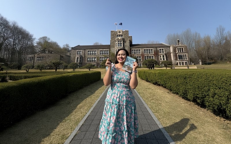 Tatielle Katluryn posa con su libro. De fondo la Universidad Yonsei. | Tatielle Katluryn