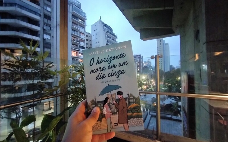 Libro 'O horizonte mora em um dia cinza' en un día gris en Buenos Aires. | José Alirio Peña.