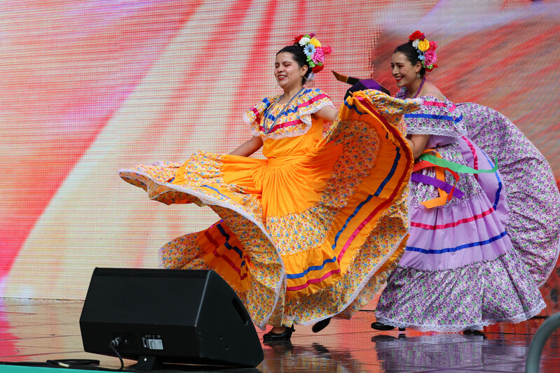 Jarabe Tapatío refleja la cultura vibrante y diversa de México con su traje multicolor.
