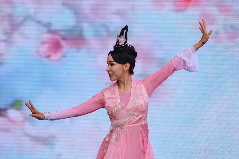 El grupo de danza de China fusiona el encanto clásico con la vitalidad moderna a través de la danza folclórica.