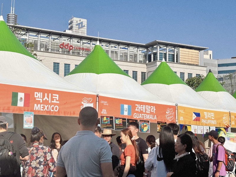 Los puestos de comida atrajeron multitudes, creando un ambiente animado y lleno de sabor multicultural.