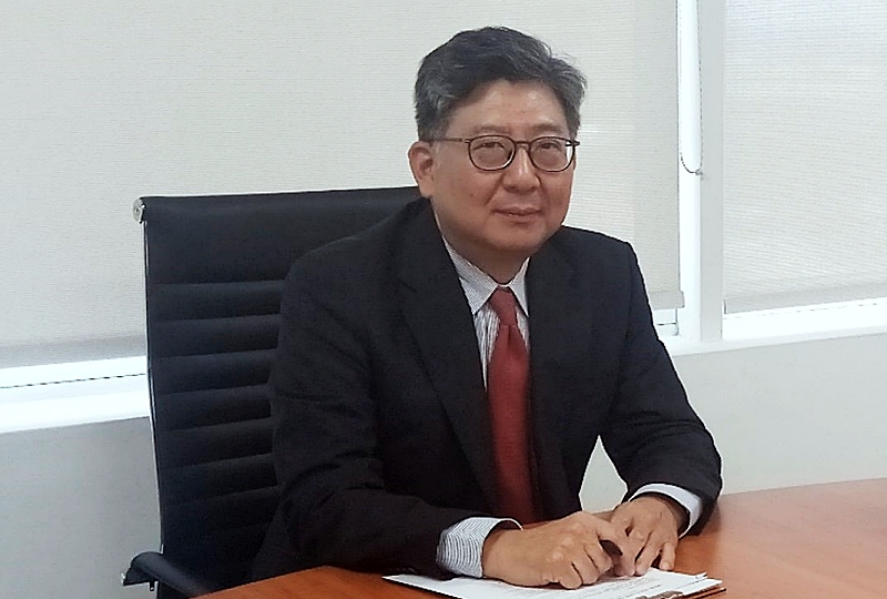 Tras ser nombrado primer embajador de la República de Corea en Cuba, el Sr. Lee está aplicando todos sus conocimientos y experiencia profesional en el ámbito de la cooperación y las negociaciones internacionales para fomentar vínculos sólidos entre ambos países.