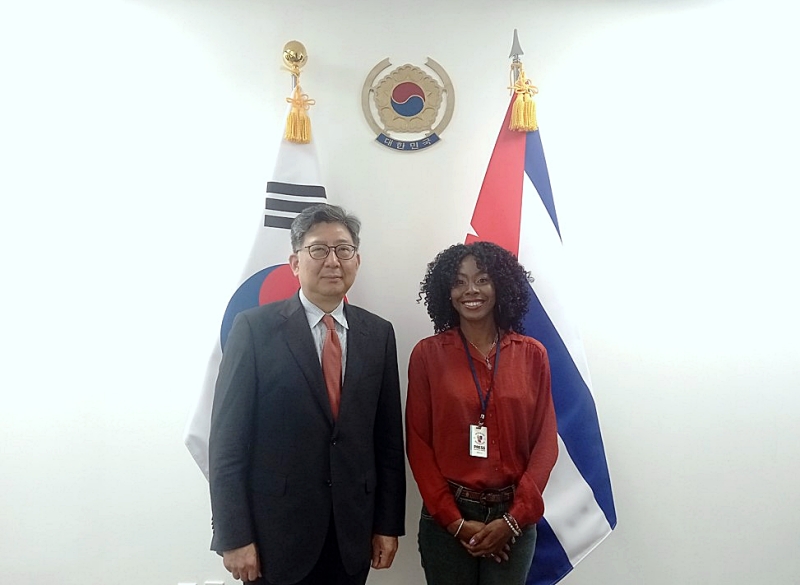 El embajador Lee se toma una foto conmemorativa con la primer Reportera Honoraria de Korea.net en Cuba, quien fue designada como embajadora cultural de la República de Corea por el Ministro de Cultura, Deportes y Turismo desde 2023.