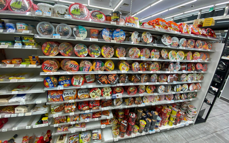 Die Convenience Stores bieten unter anderem eine große Auswahl an Ramyeon