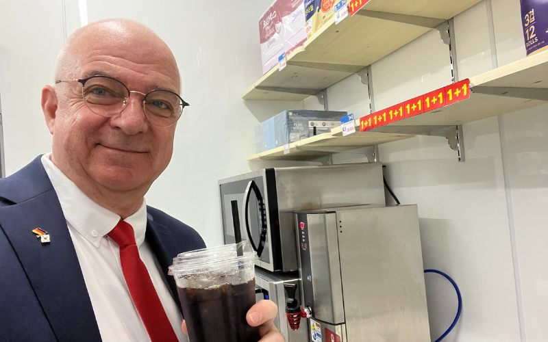 Iced Americano im Convenience Store selbst zubereitet