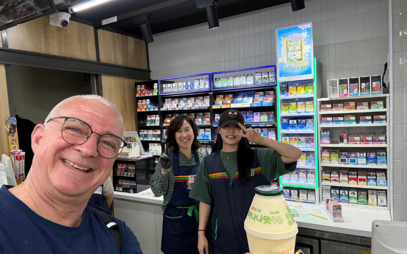 Smalltalk im Convenience Store mit den Mitarbeiterinnen und ein Erinnerungsfoto