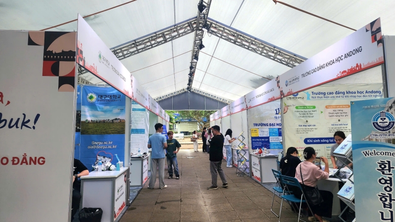 Không gian bên trong - nơi tổ chức sự kiện gồm nhiều gian hàng tư vấn du học của các cơ sở giáo dục trên địa bàn tỉnh Gyeongsangbuk-do. (Ảnh: Nguyễn Phương Anh)
