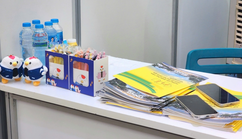 Những tài liệu và món quà xinh xắn được các cơ sở giáo dục tỉnh Gyeongsangbuk-do chu đáo chuẩn bị để dành tặng cho những vị khách quý đến nghe tư vấn tuyển sinh. (Ảnh: Nguyễn Phương Anh)