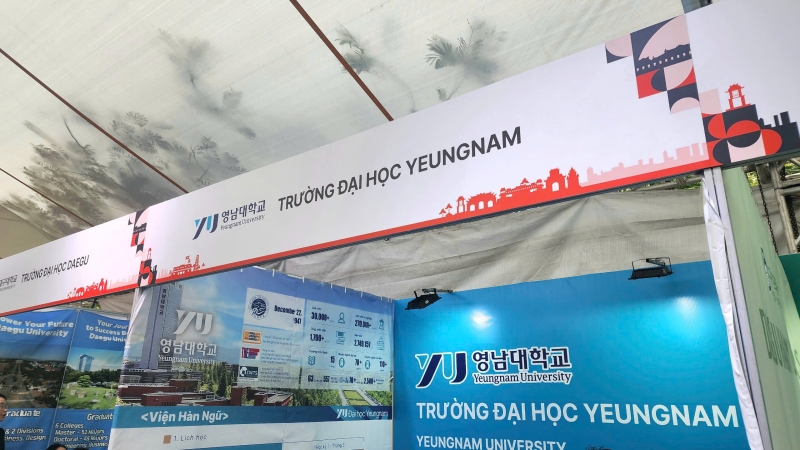 Mỗi trường đều có một màu sắc đại diện khác nhau, mỗi gian hàng tư vấn của các trường đều được treo biển tên rõ ràng phía trên giúp cho khách tham quan nhận dạng được thương hiệu trường dễ dàng hơn. (Ảnh: Nguyễn Phương Anh)