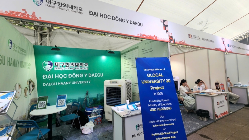 Trong gian hàng của các trường, phần lớn đều được trang hoàng với những poster quảng cáo về thông tin giới thiệu trường, học phí và lịch trình tuyển sinh. (Ảnh: Nguyễn Phương Anh)