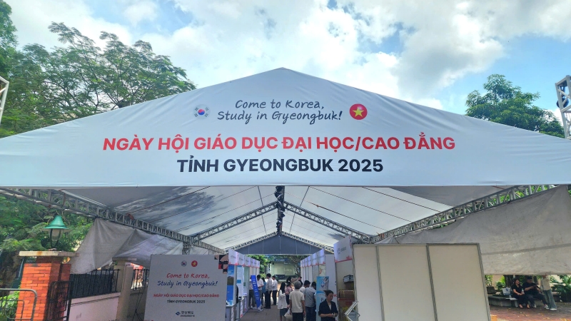 Từ ngày 8 tháng 6 đến ngày 9 tháng 6 năm 2025, sự kiện “Ngày hội giáo dục Đại học và Cao đẳng tỉnh Gyeongbuk năm 2025” đã chính thức được diễn ra tại khuôn viên Trường Đại học Ngoại ngữ - Đại học Quốc gia Hà Nội (ULIS). (Ảnh: Nguyễn Phương Anh)
