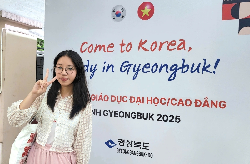 Bạn Phùng Khánh Linh - học sinh lớp 10 chuyên ngôn ngữ Hàn, trường THPT chuyên Ngoại ngữ tham gia chương trình với mong muốn bản thân có thể biết thêm nhiều cơ hội du học Hàn Quốc hơn trong tương lai. (Ảnh: Nguyễn Phương Anh)
