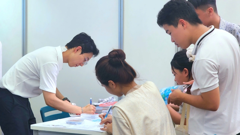 Phía đại diện tuyển sinh Viện Công nghệ quốc gia Kumoh (nam, áo trắng bên trái) chia sẻ rằng chương trình năm nay là một cơ hội thu hút sinh viên quốc tế tuyệt vời cho các cơ sở giáo dục tại tỉnh Gyeongsangbuk-do trong đó có trường của thầy. (Ảnh: Nguyễn Phương Anh)