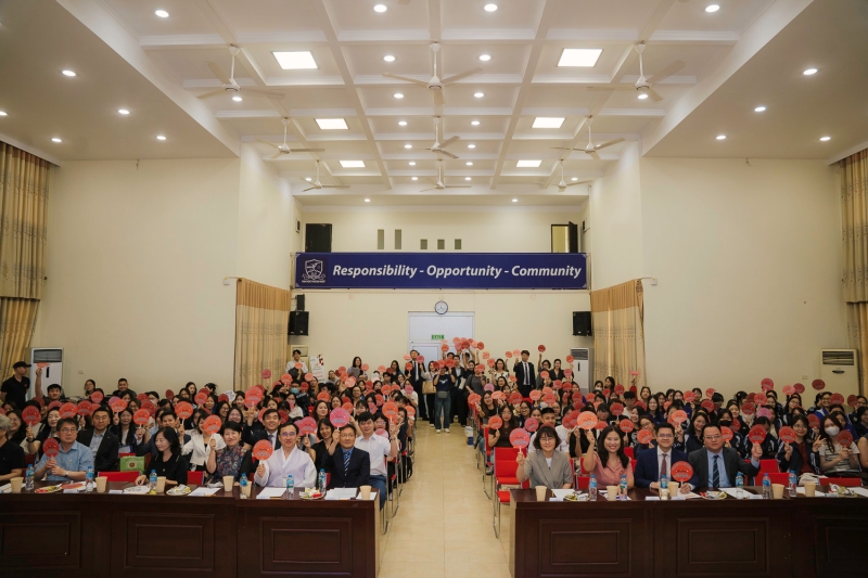 Hội thảo cũng thu hút sự tham gia của đông đảo học sinh, sinh viên yêu mến ngôn ngữ và văn hóa Hàn Quốc không kém chương trình tư vấn tuyển sinh trước đó. (Ảnh: Đại diện ban tổ chức Ngày hội giáo dục Đại học và Cao đẳng tỉnh Gyeongbuk năm 2025)