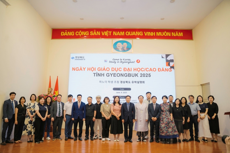 Bên cạnh việc vận hành những gian hàng tư vấn du học, hội thảo du học quốc tế cũng được tổ chức vào ngày tiếp theo (ngày 9/6) với sự tham gia của các đại biểu đến từ các cơ sở giáo dục cả hai nước Việt Nam và Hàn Quốc. (Ảnh: Đại diện ban tổ chức Ngày hội giáo dục Đại học và Cao đẳng tỉnh Gyeongbuk năm 2025)