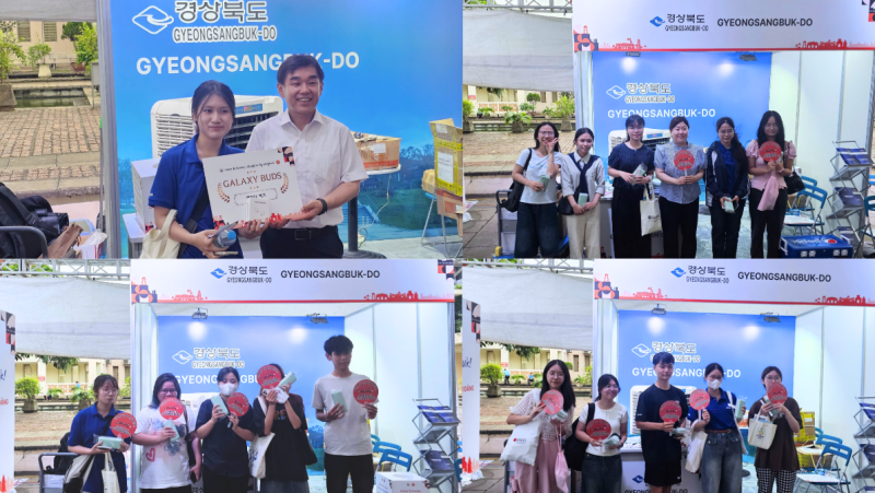Ngoài những thông tin hữu ích được cung cấp tại chương trình, người tham gia còn có cơ hội nhận được những món quà bốc thăm trúng thưởng mà phía ban tổ chức chuẩn bị để tri ân những người đã dành thời gian đến tham quan. (Ảnh: Đại diện ban tổ chức Ngày hội giáo dục Đại học và Cao đẳng tỉnh Gyeongbuk năm 2025)