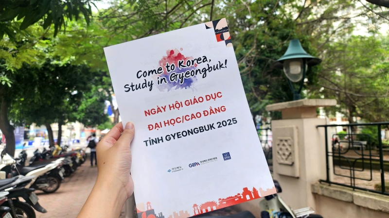 Câu khẩu hiệu: “Hãy đến Hàn Quốc, học ở Gyeongbuk” nổi bật, thể hiện cho lời mời đầy chân thành của ban tổ chức phía tỉnh Gyeongsangbuk-do dành cho sinh viên Việt Nam. (Ảnh: Nguyễn Phương Anh) 