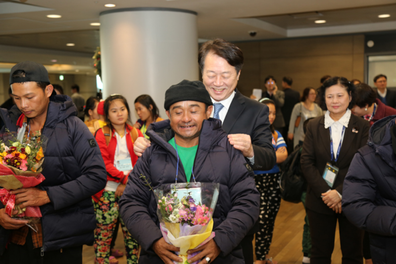 Uỷ viên chính sách của Tổ chức Di dân Hàn Quốc Kim Young-june chào đón những người tị nạn đến sân bay Incheon, Hàn Quốc vào ngày 23/12/2015. (Ảnh: Bộ Tư pháp Hàn Quốc) 