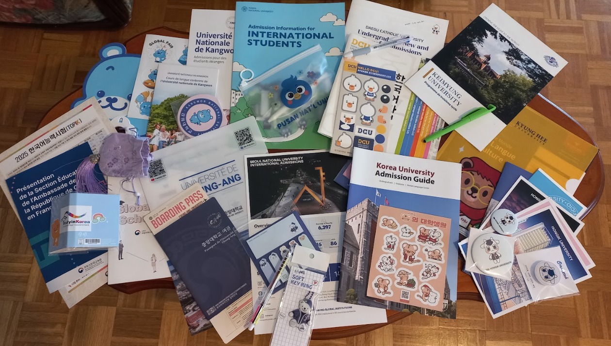 Documents informatifs et goodies des universités. © Emma Legrand