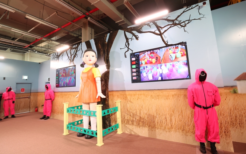 Los reporteros honorarios y los K-influencers de Korea.net juegan 'Luz roja, luz verde' durante 'Squid Game: The Experience', el 29 de mayo, en la zona Seongsu del distrito de Seongdong-gu, en Seúl.
