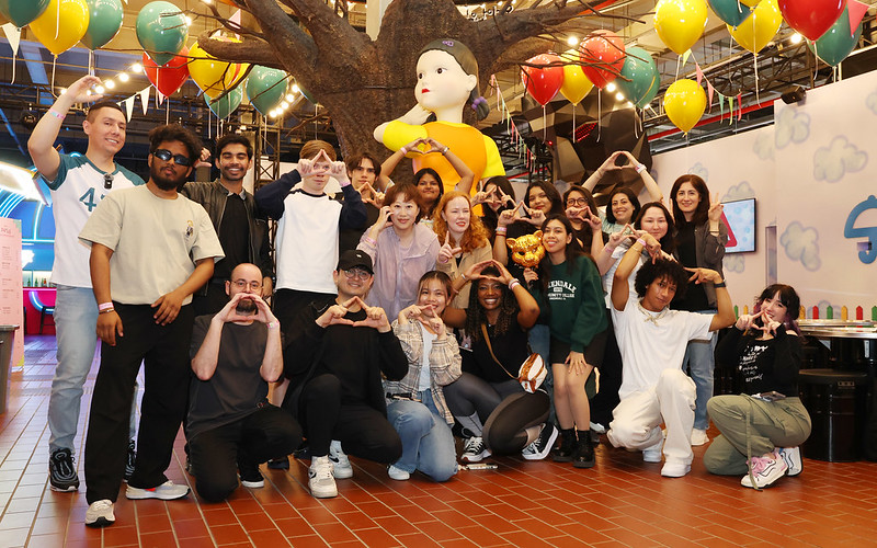 Los reporteros honorarios y los K-influencers de Korea.net posan para una foto grupal en el recinto de 'Squid Game: The Experience', el 29 de mayo, en Seongsu, distrito de Seongdong-gu, en Seúl.  