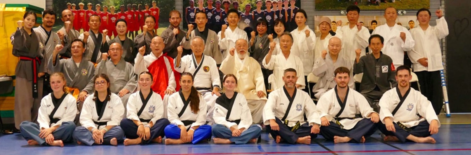 Maîtres et élèves réunis avec au 2e rang de gauche à droite : Frédéric Foubert, Jeog Un Seol Senim Seonmudo, Danggong Senim Bara danse, Maître Kimm Hanmudo, Maître Pak Guicheonmun, vénérable Maître Jeong Taekkyon, Maître Kang Pungryudo, Maître Han Hapkiseon. © Frederic Foubert