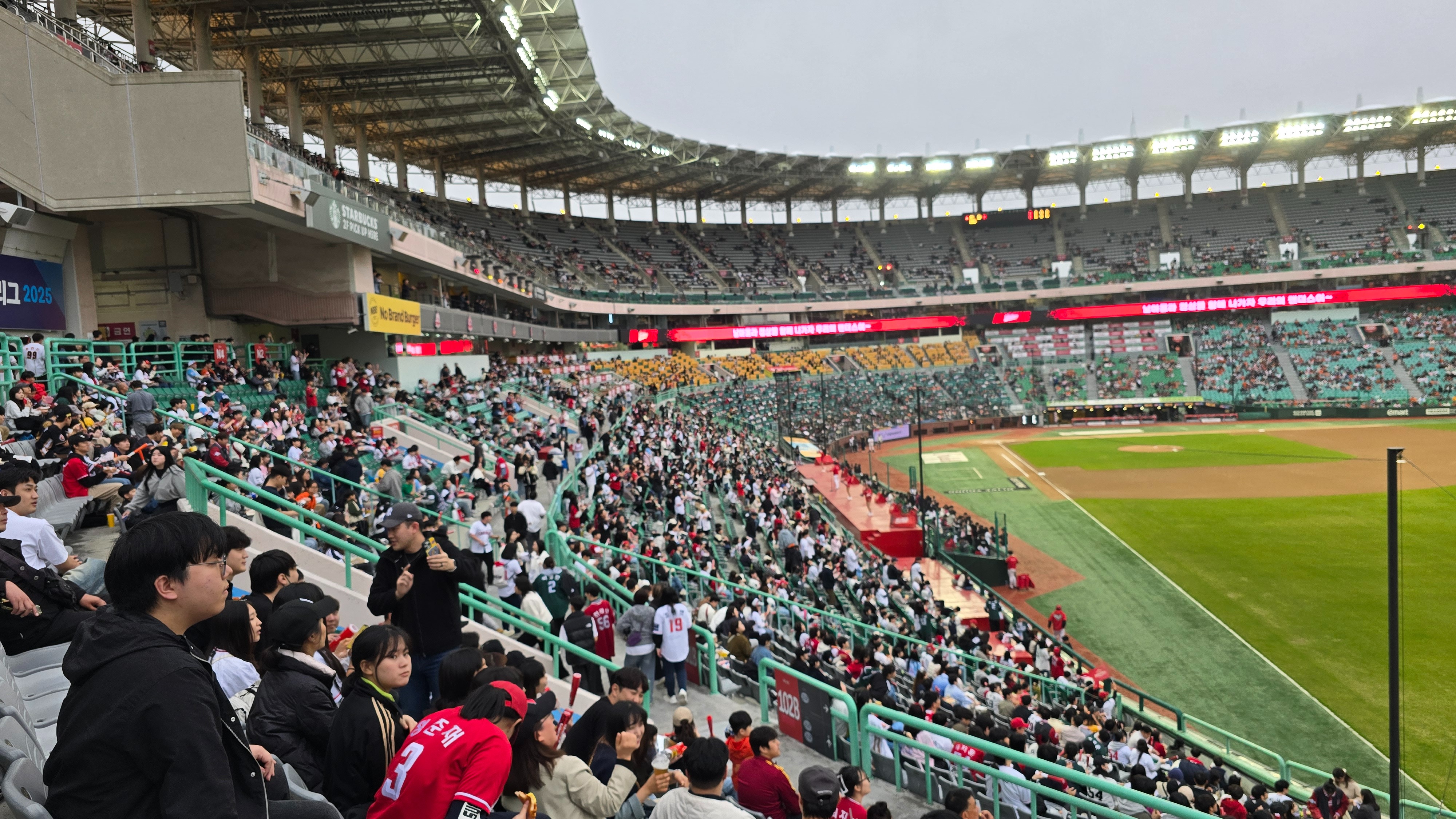Le public du stade attend le début du match à Incheon le 17 avril. © Christelle Frou