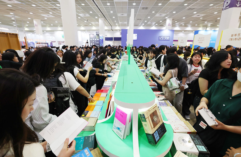 6月18日，2025年首尔国际图书展在首尔江南区COEX会展中心盛大揭幕，吸引了包括韩国在内的17个国家和地区的530多家出版商与文化机构参展。韩宣网记者李廷佑 摄