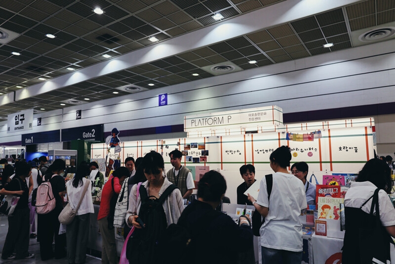 展馆内各展区人潮涌动，书香与文化交织，吸引众多读者驻足流连。韩宣网名誉记者杨诗薇 摄