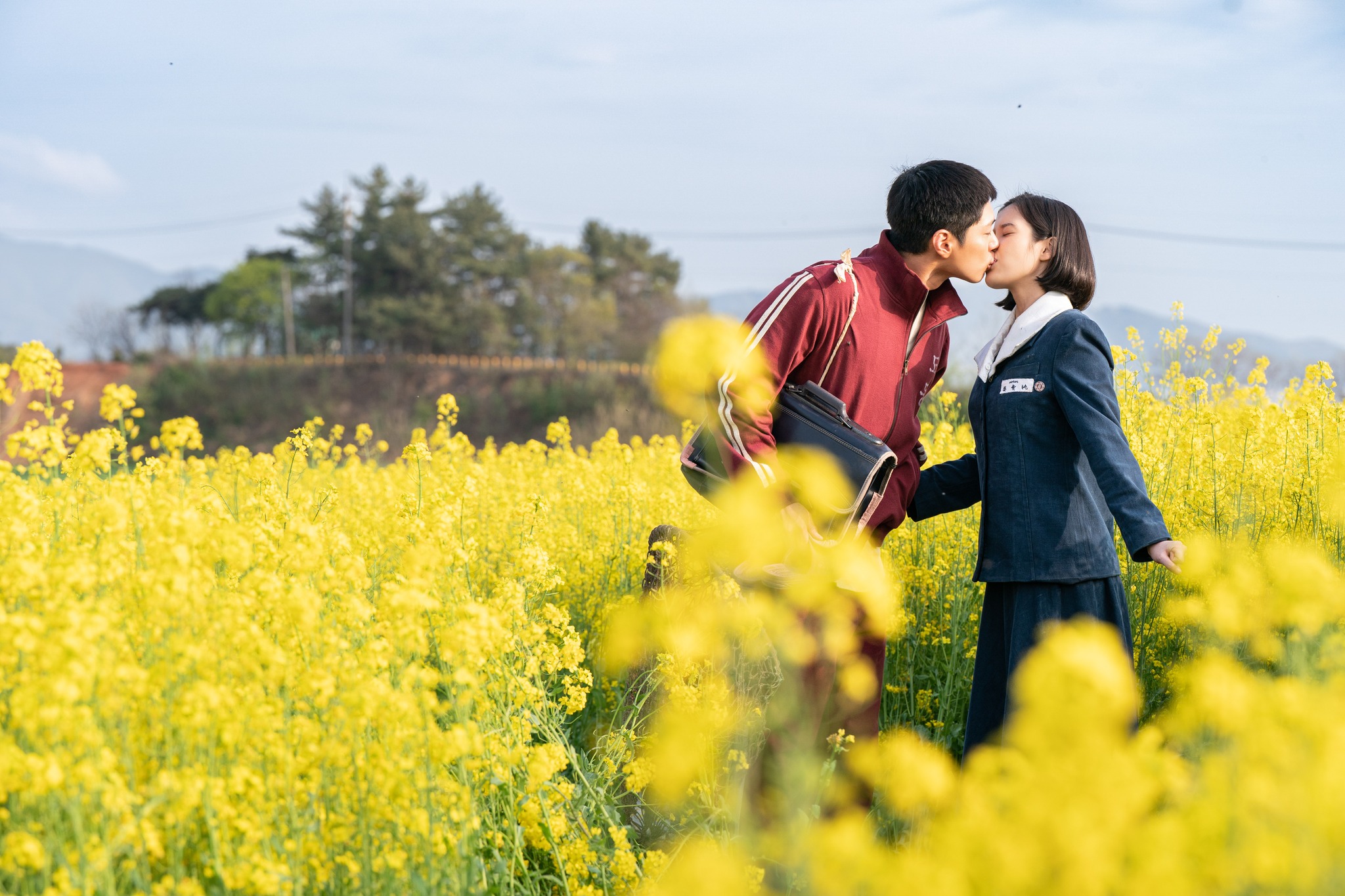 Escena primaveral de Ae-sun y Gwan-sik, personajes principales de la serie coreana 'When Life Gives You Tangerines'.