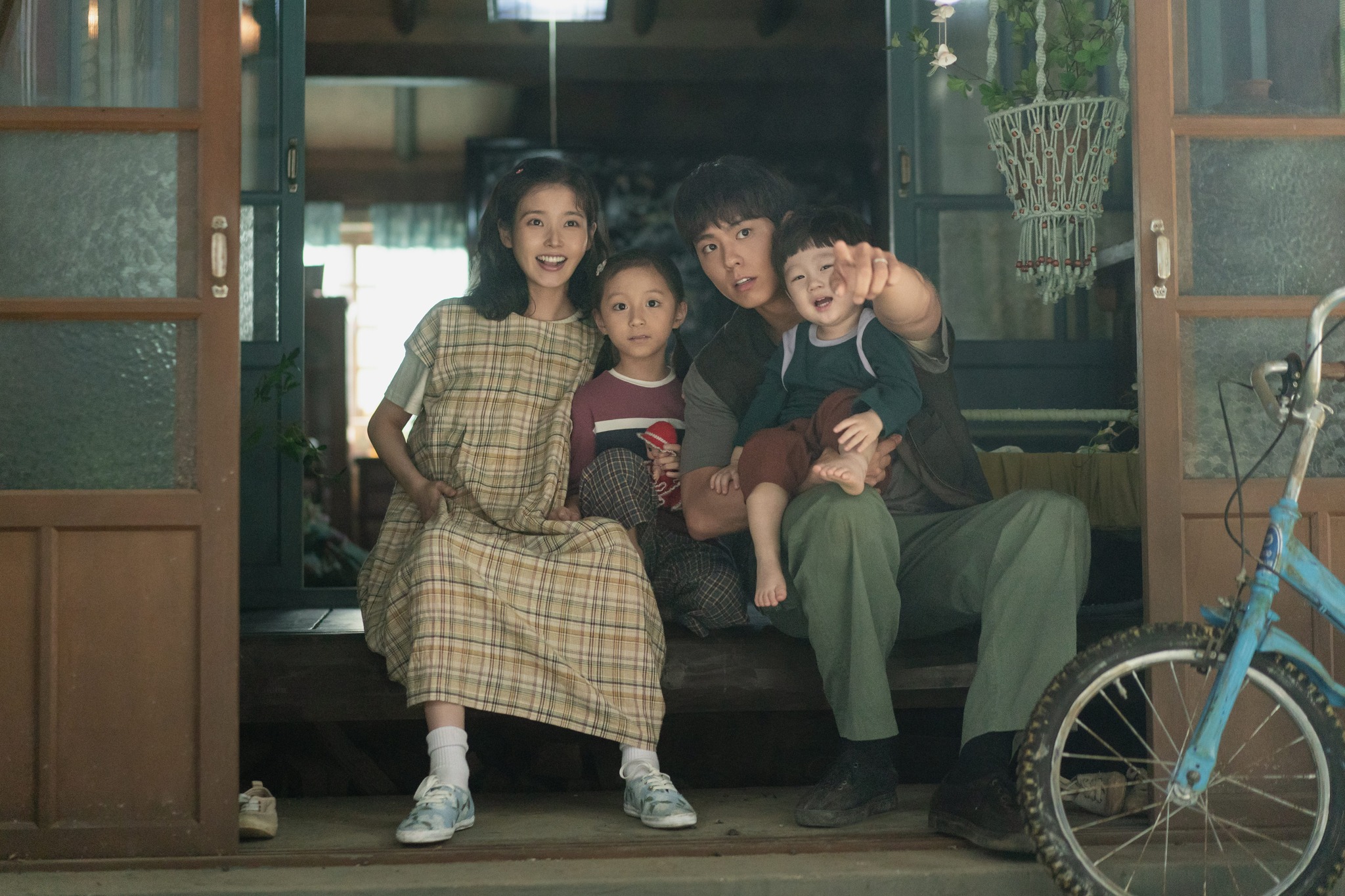 Escena de Ae-sun y Gwan-sik compartiendo un momento familiar junto a sus hijos, en la serie coreana 'When Life Gives You Tangerines'.