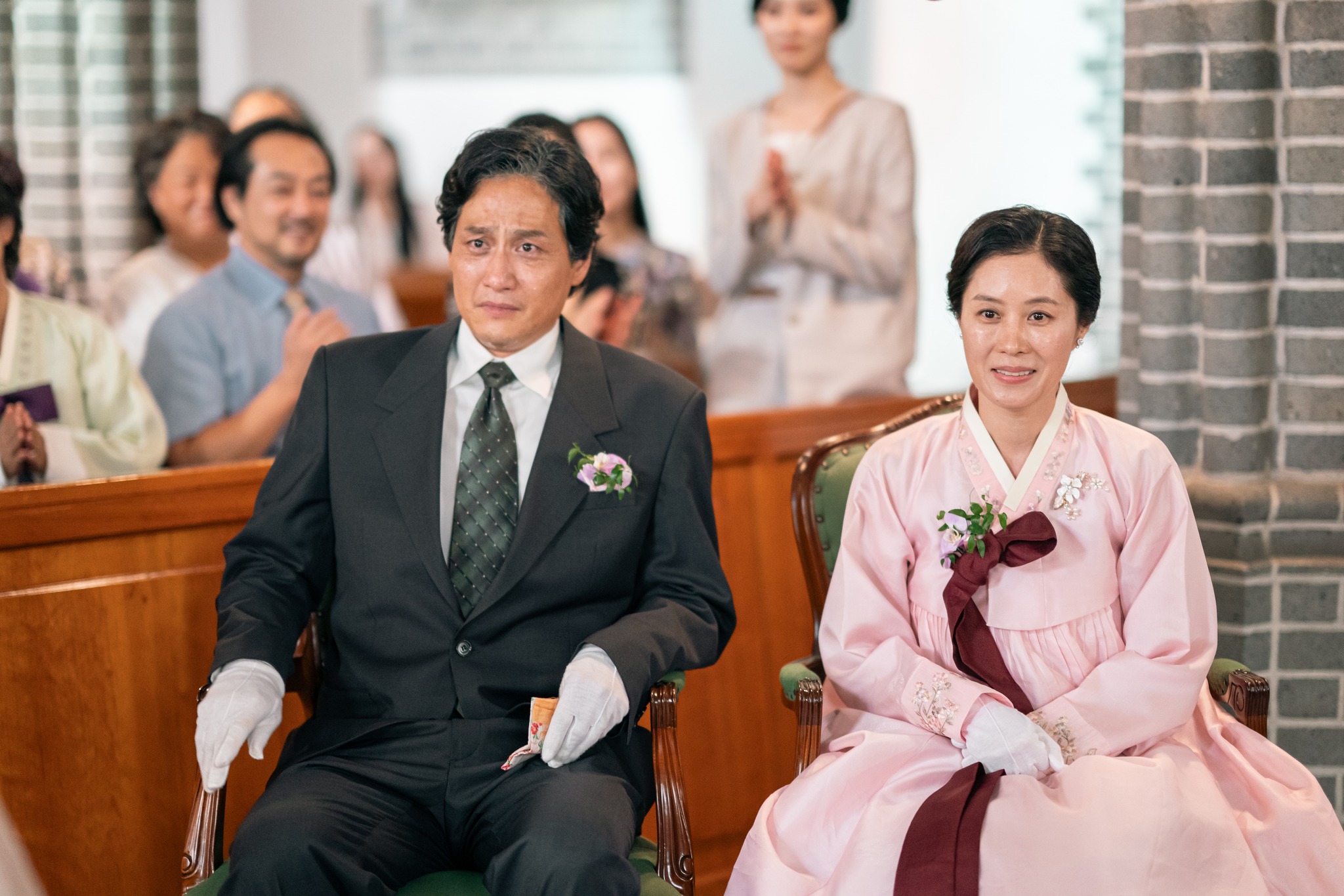Escena de Ae-sun y Gwan-sik asistiendo emocionados a la boda de su hija, Geum-myeong, en la serie coreana 'When Life Gives You Tangerines'.