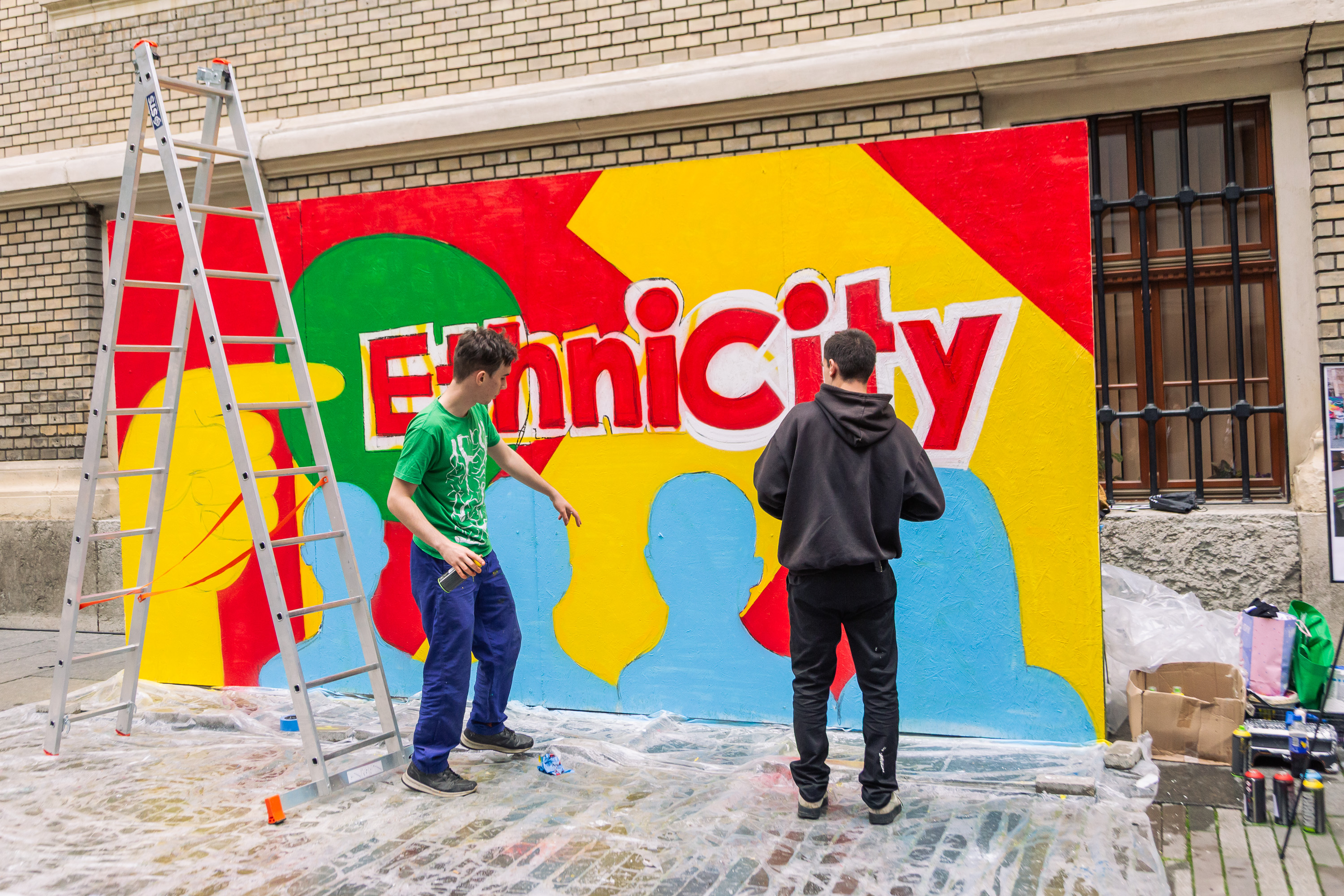 Voluntarios pintando la pancarta del Festival de la Multiculturalidad | EthniCity Cluj