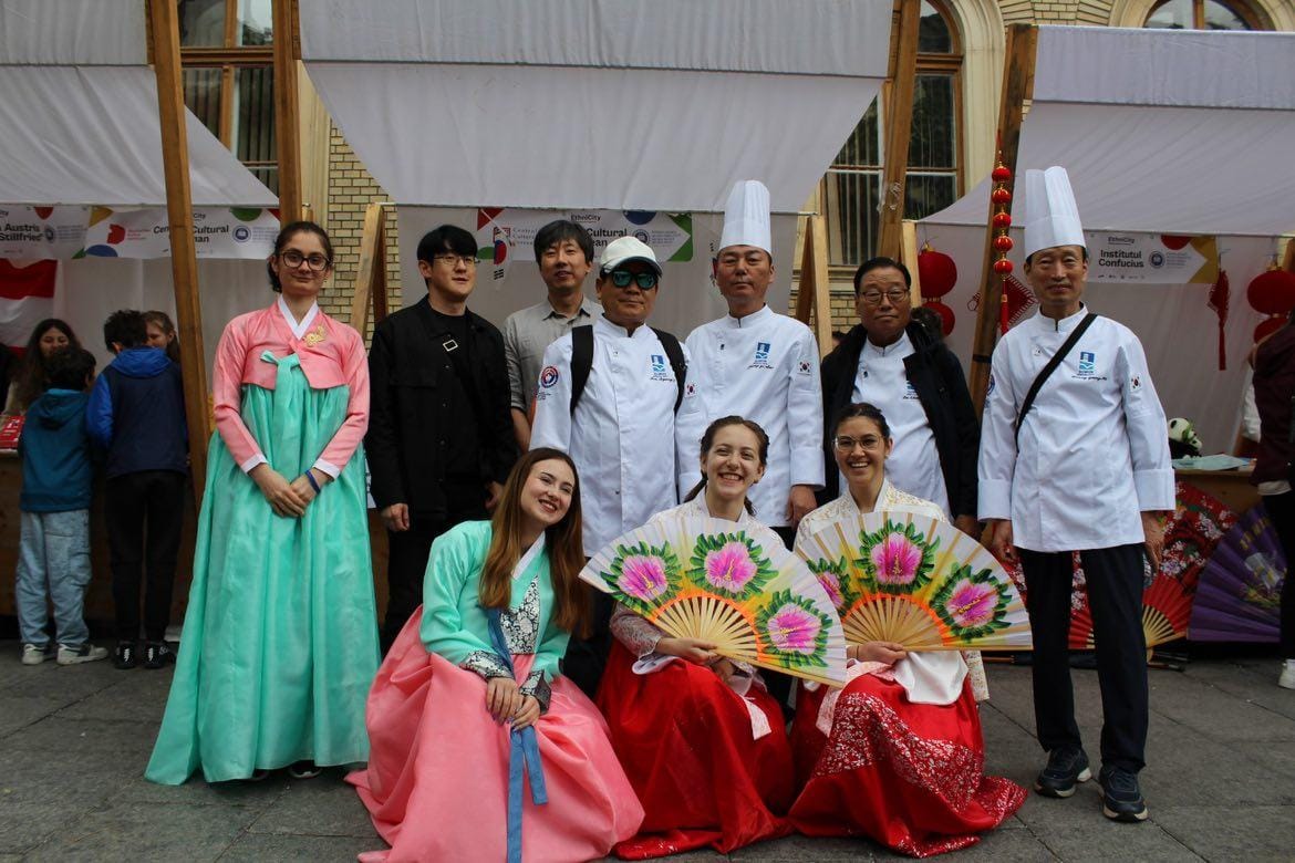 De izquierda a derecha: hanbok inspirado en el vestido aristocrática de las dinastías coreanas y hanbok de danza tradicional con abanicos. | Antonia Sabău