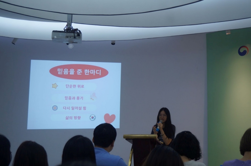 Với Hà, “괜찮아” (tạm dịch: Không sao đâu) không chỉ là một biểu hiện ngôn ngữ, mà là thông điệp chữa lành, mang lại sự vững tin và ấm áp. (Ảnh: Tô Trà My)
