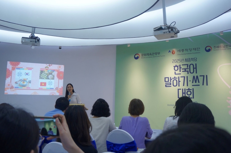 Thí sinh Nguyễn Thị Kim Dung với phần thi đầy cảm xúc về buổi học làm canh bánh gạo Tteokguk - nơi ngôn ngữ và ẩm thực trở thành nhịp cầu kết nối văn hóa Hàn - Việt. (Ảnh: Trần Huyền Phương)