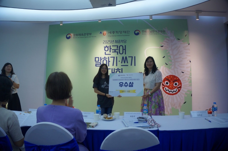 Bạn Nguyễn Thu Hà (bên trái) rạng rỡ trong khoảnh khắc nhận giải thưởng tại cuộc thi năm nay. (Ảnh: Tô Trà My)