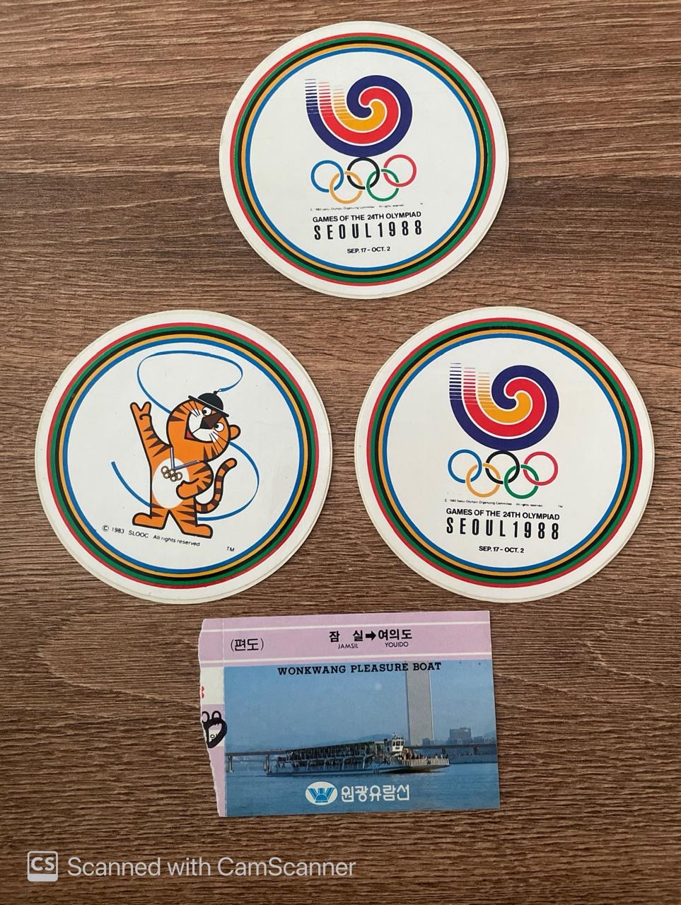 Souvenirs de los Juegos Olímpicos de Seúl 1988 y un boleto de barco en el río Hangang.