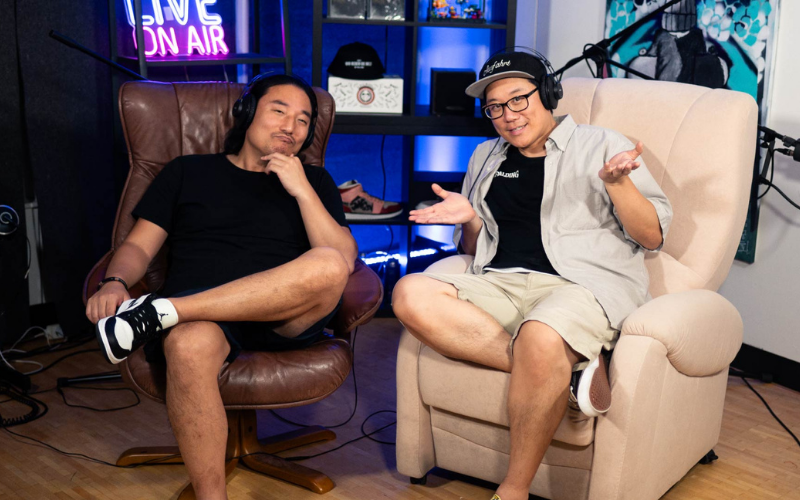 Das Duo, das hinter dem Podcast „Wir reden die Welt